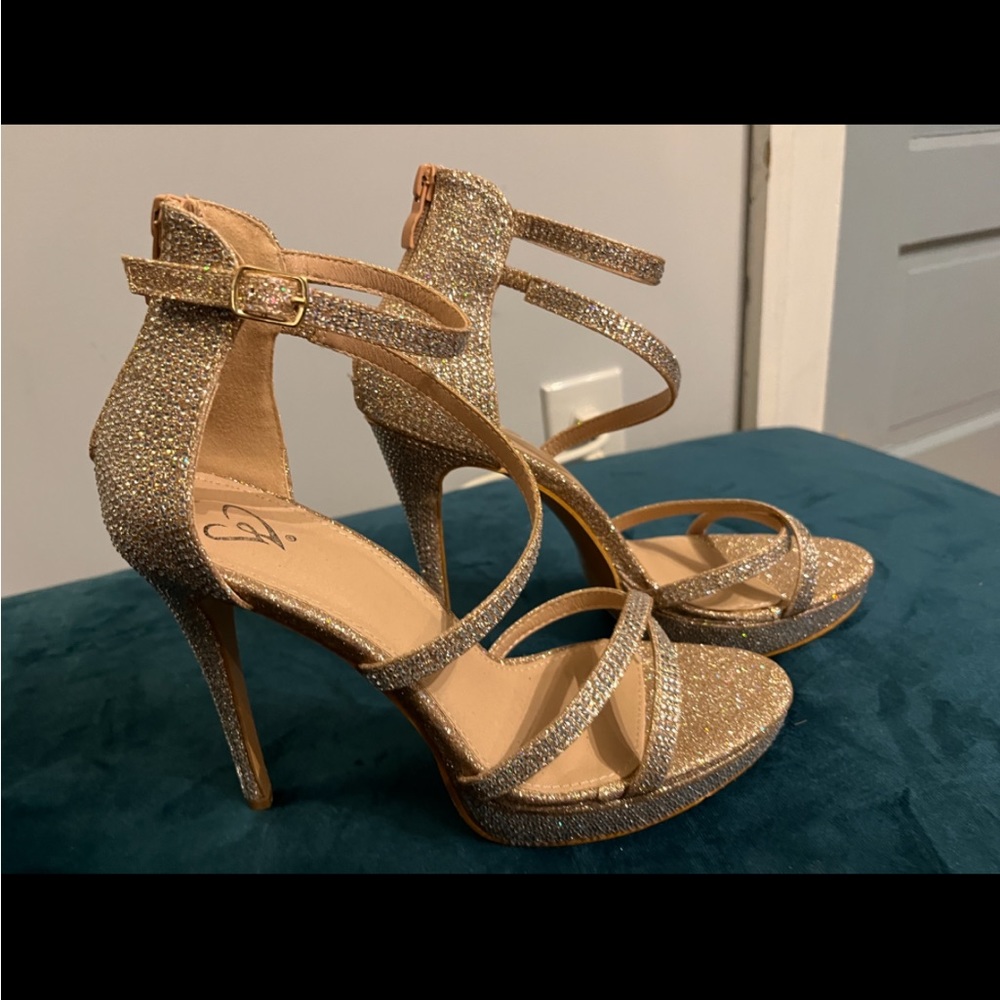 Windsor Gold Sparkle High Heels! Size 10 NWOT